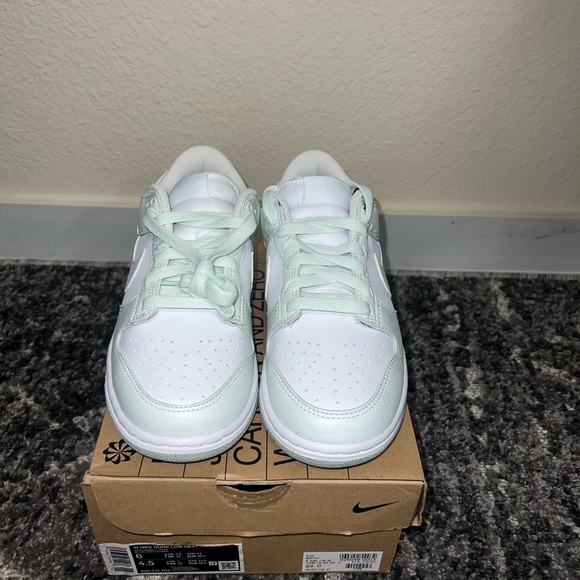 Nike dunks - Picture 1 of 5